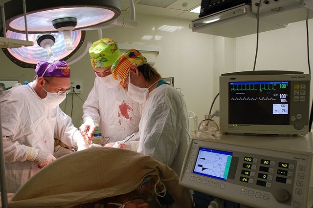 Житель Екатеринбурга отсудил у медиков 375 тысяч рублей за салфетку в легком