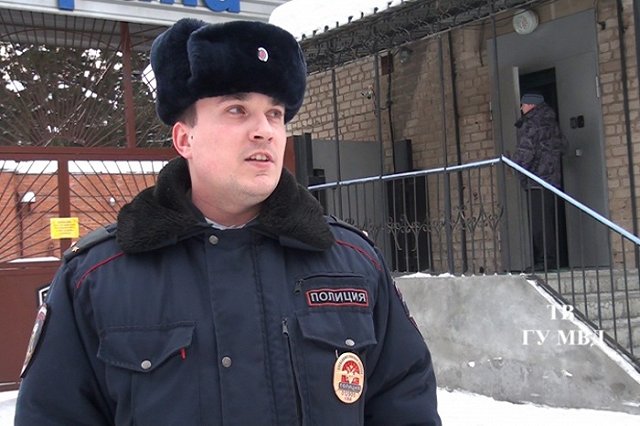 ГУ МВД опубликовало фото полицейского Дениса Сафронова в образе старушки