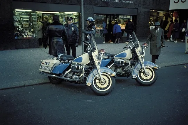 Неизвестный мотоциклист в ходе преследования столкнул инспектора мотопатруля ДПС