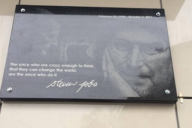 В маленьком свердловском городе установили памятную доску Стиву Джобсу