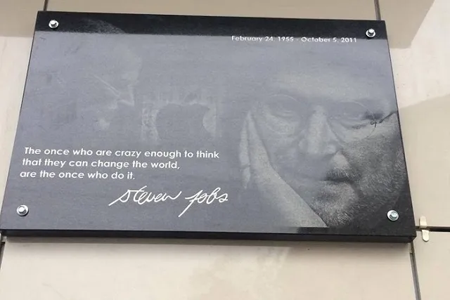 В маленьком свердловском городе установили памятную доску Стиву Джобсу