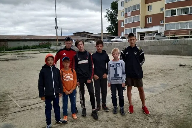 В Сысерти жильцы попросили лишить детей игры в футбол. «Могут попасть в машины»