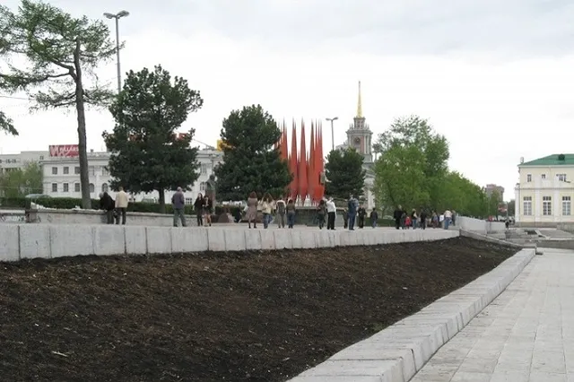 Депутат рассказал, когда на Плотинку вернут Краснознаменную группу