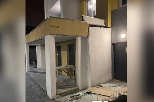 «Местами уже покосился»: в Академическом в новостройке разрушается подъезд