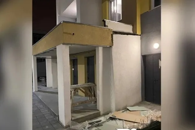 «Местами уже покосился»: в Академическом в новостройке разрушается подъезд