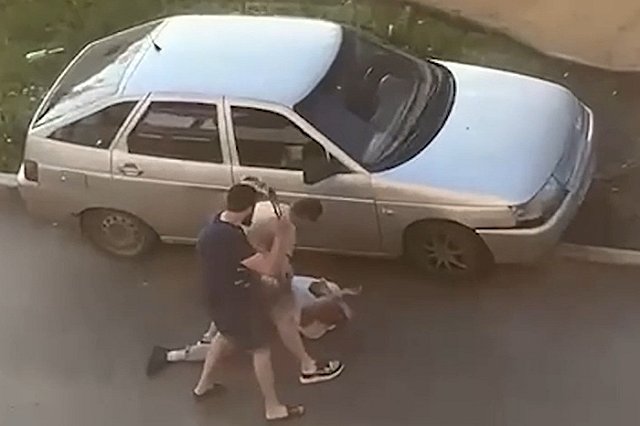 В Светлом автохам своей парковкой на детской площадке спровоцировал драку