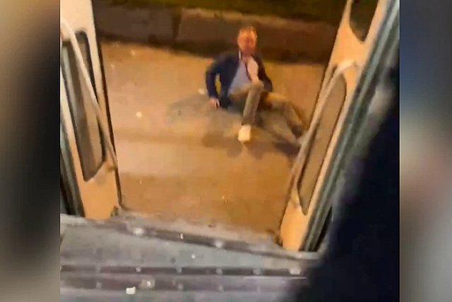 В Екатеринбурге пьяный дебошир устроил драку в трамвае