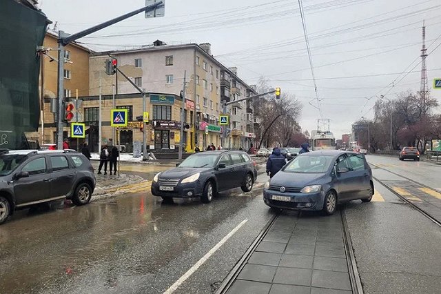 Водителям Екатеринбурга напомнили о «слепой зоне»