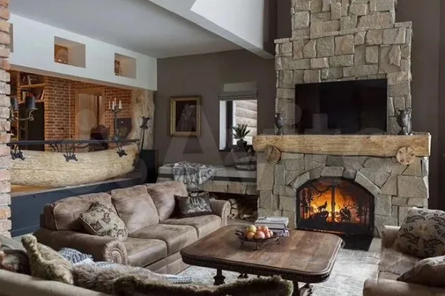 Под Екатеринбургом продают коттедж с мебелью 19 века