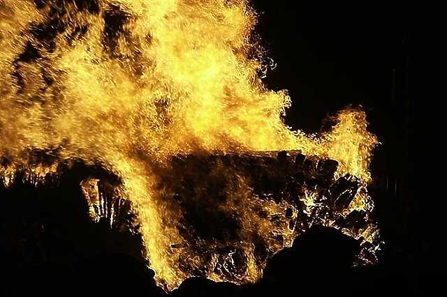 Школьница облила бензином одноклассника и подожгла