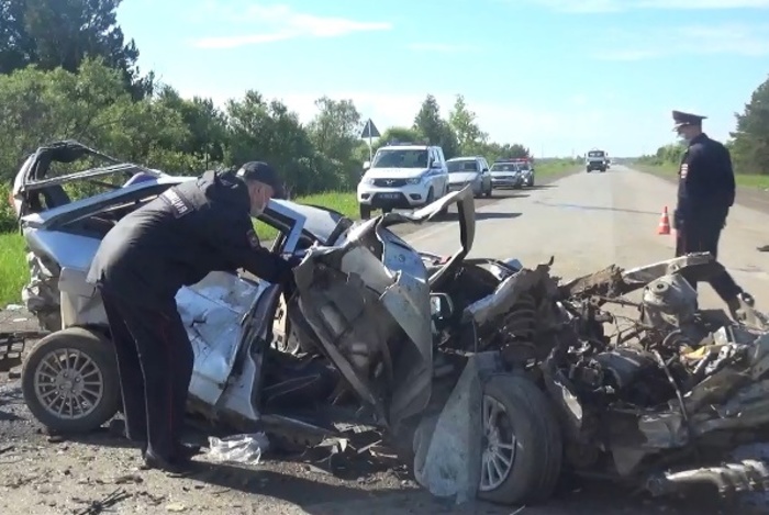 Утром на трассе в Свердловской области в страшном ДТП разбились два человека