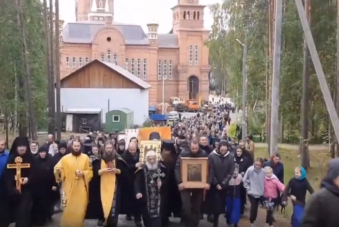 Скандальный схимонах Сергий устроил крестный забег вокруг Среднеуральского женского монастыря