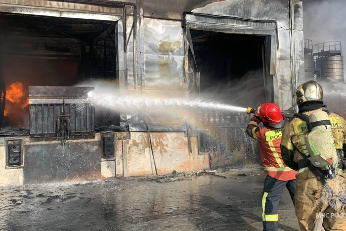 В Кольцово изменили схему посадки из-за крупного пожара в Арамиле