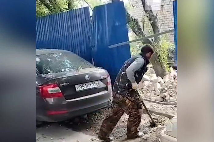 В центре Екатеринбурга на машину рухнул забор и строительный мусор