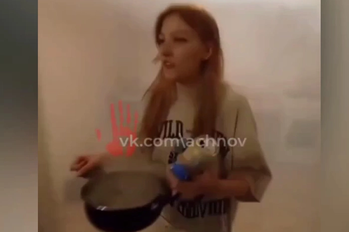 Уральская девушка объяснила, зачем вылила на друга кастрюлю с кипятком