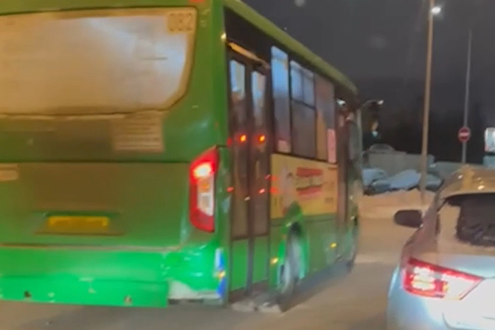 В Екатеринбурге автохам на автобусе устроил разборки с водителем