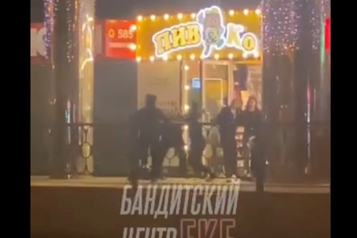 У торгового центра «Омега» сотрудники магазина «Пивко» подрались с посетителями