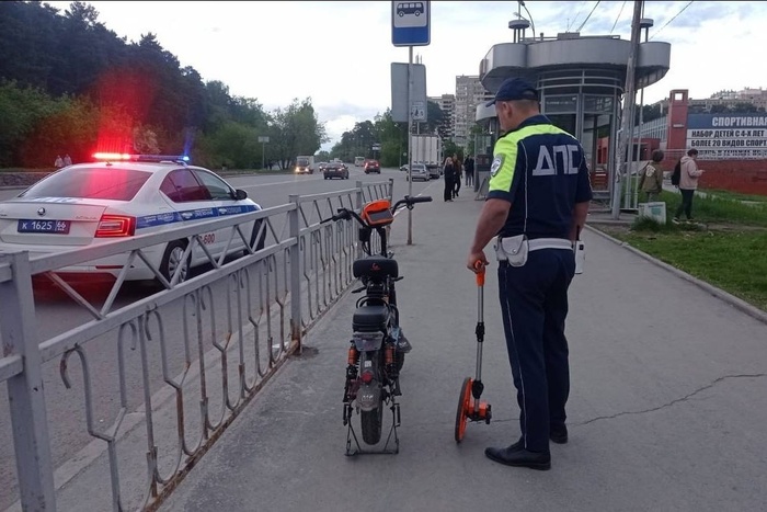 В Екатеринбурге курьер на электровелосипеде сбил маленького ребёнка, который шёл с мамой по тротуару