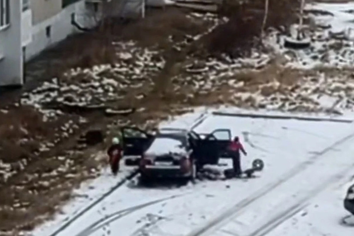 Свердловские школьники разобрали легковушку на запчасти на глазах у прохожих