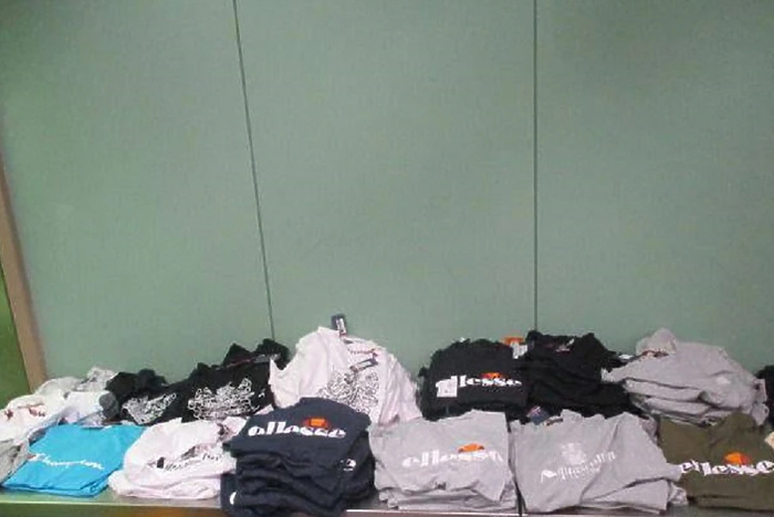 В Кольцово туристы пытались провезти 100 килограммов одежды