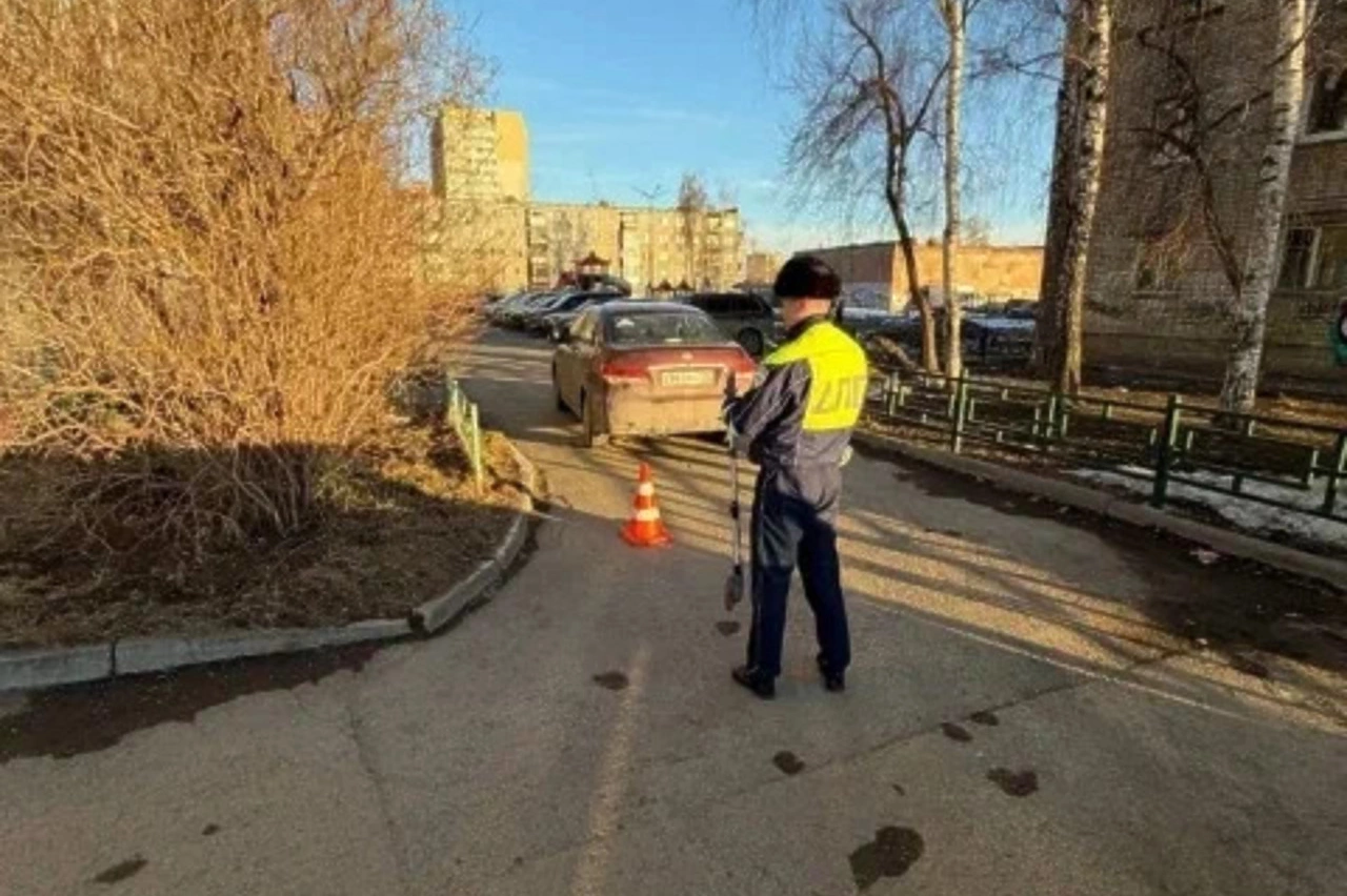 Двухлетний мальчик на самокате попал под машину в Екатеринбурге