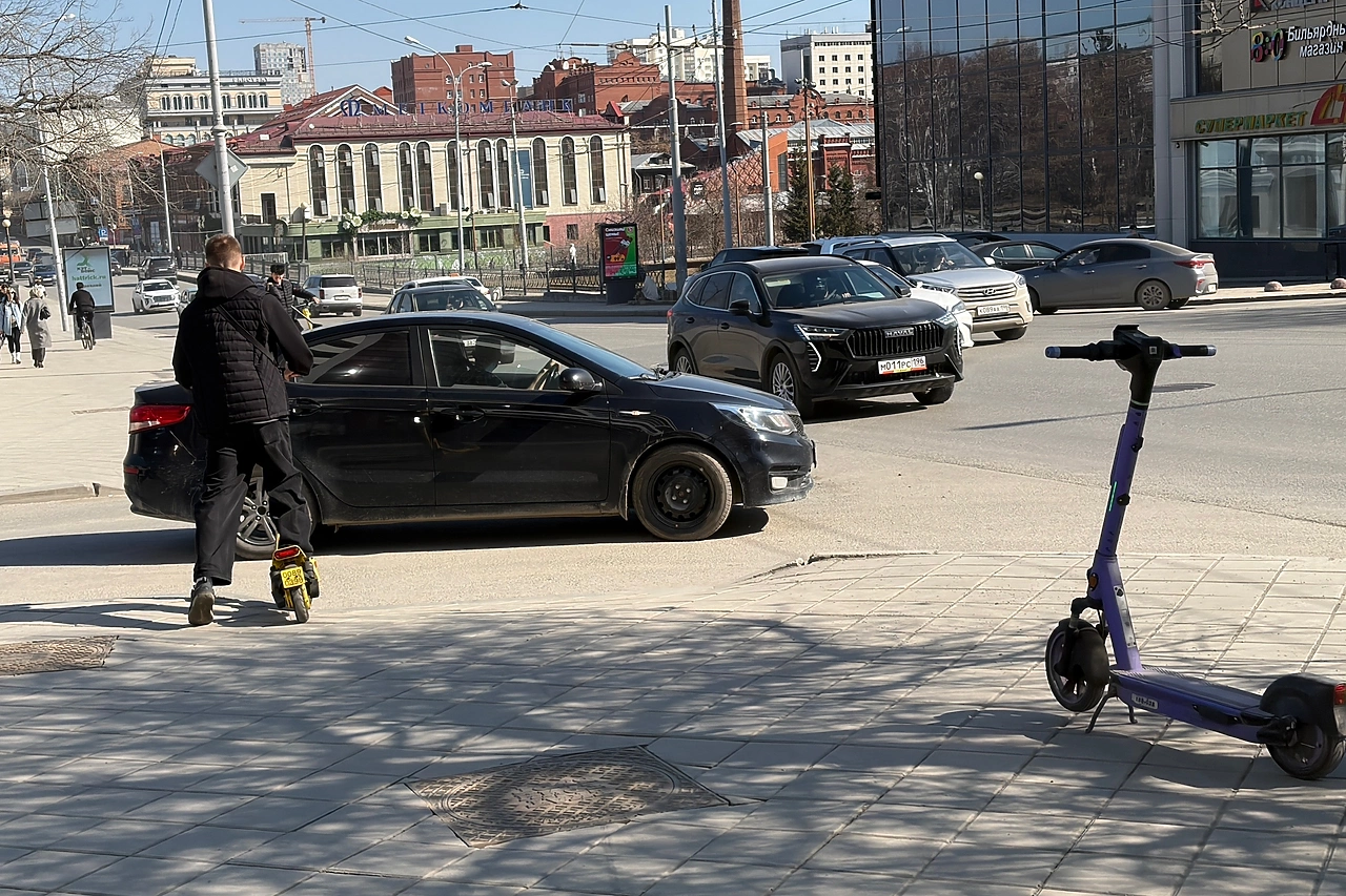 Свердловская семья требует с 16-летнего самокатчика миллион рублей за сбитого им ребенка