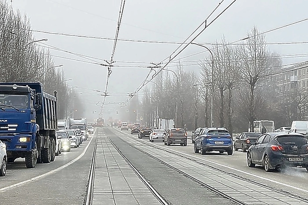 Встало движение трамваев на улице Челюскинцев