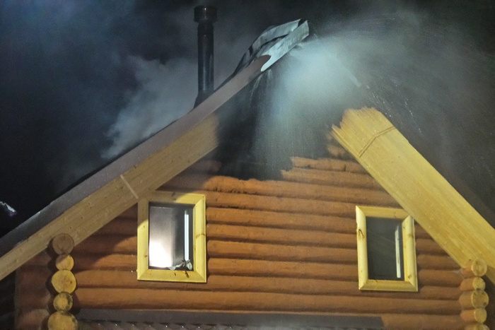 Незаселенный свежеотстроенный дом выгорел в Екатеринбурге