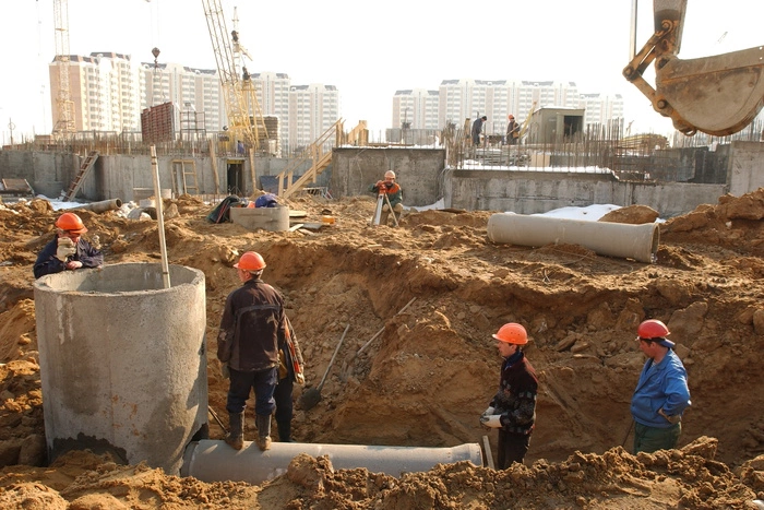 «На дне»: На Шефской легковушка упала в котлован (ФОТО)