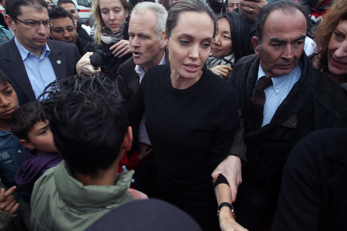Анджелину Джоли обвиняют в усыновлении ребенка по поддельным документам