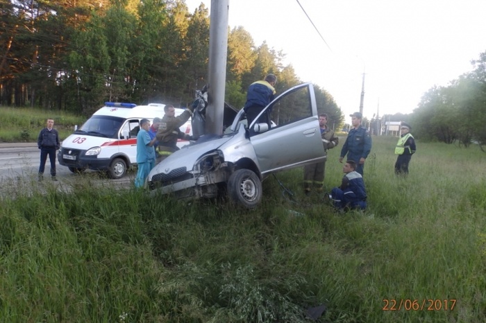 «Тойота Витц» прошила столб в Каменске-Уральском, пассажир скончался на месте