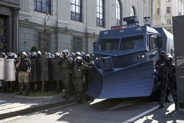 МВД Белоруссии задержало протестующего, испортившего водомет во время разгона