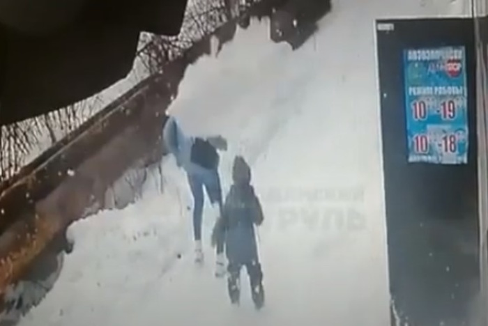 На Урале глыба льда едва не задавила женщину с маленьким ребёнком — видео
