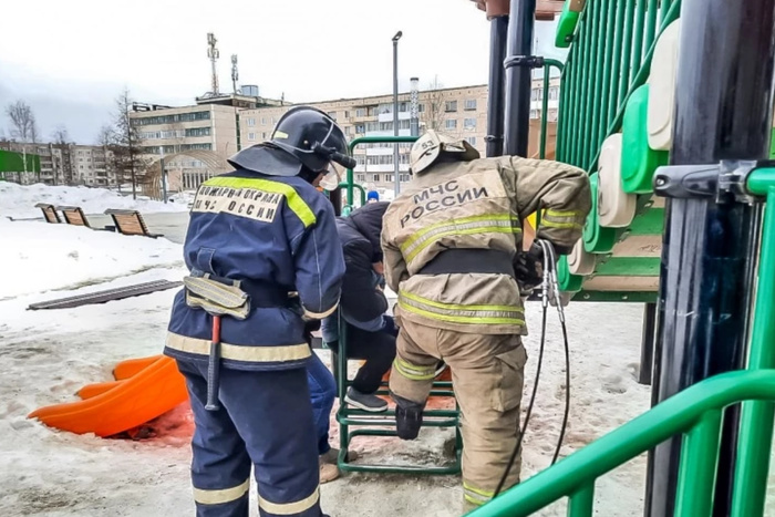 В Свердловской области ребёнок застрял в детской горке