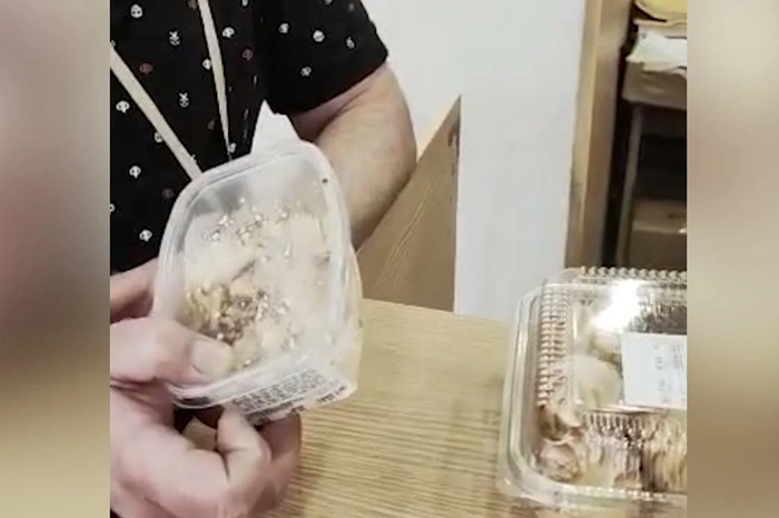 Екатеринбуржец попал в больницу после салата из элитного магазина