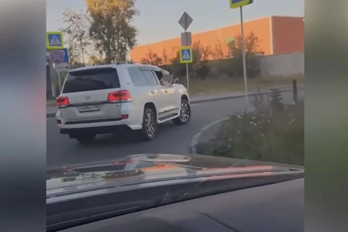 В Екатеринбурге ребёнок вылез из окна внедорожника на ходу