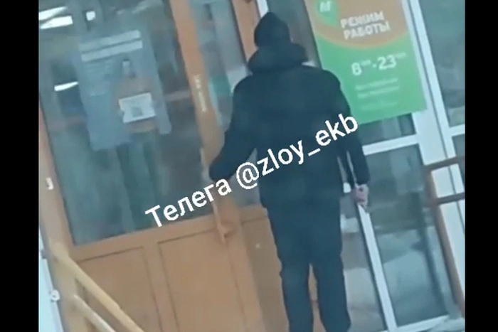 На Вторчермете мужчина с ножом ворвался в магазин