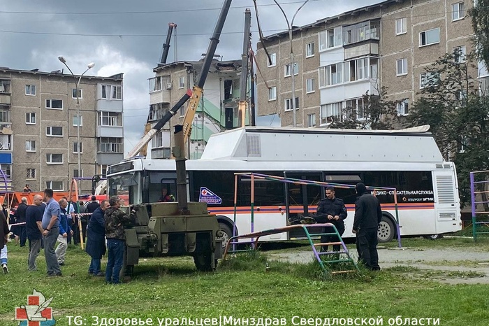 Медики Центра медицины катастроф остаются на месте обрушения дома в Нижнем Тагиле (ВИДЕО)