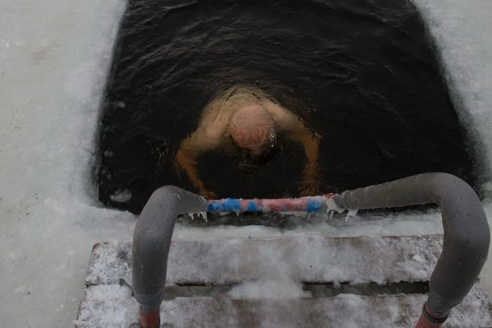 В свердловских городах начали отменять крещенские купания