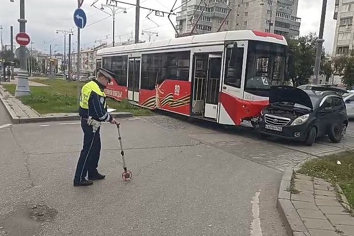 В Екатеринбурге 20-летняя водитель Daewoo Matiz угодила под трамвай, травмировав кондуктора