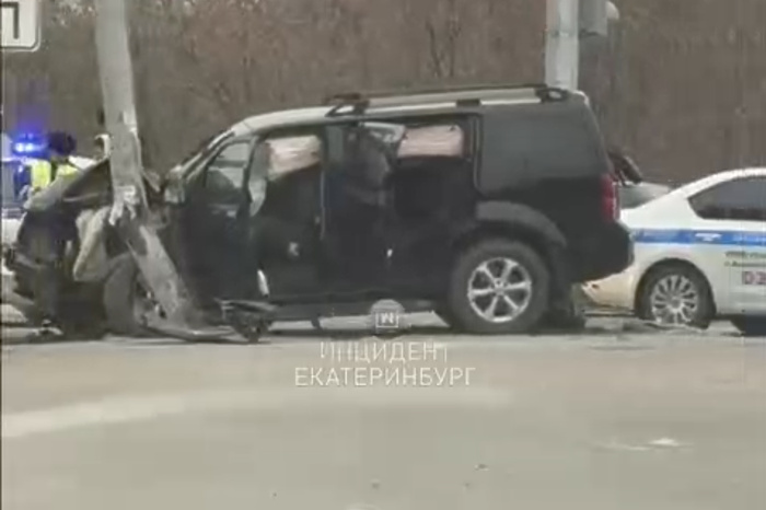 Появилось видео ДТП с улицы Машинной, где водитель скончался за рулем внедорожника