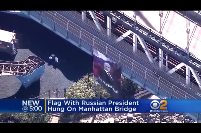 На мосту в Нью-Йорке вывесили баннер с портретом Путина и подписью «миротворец»