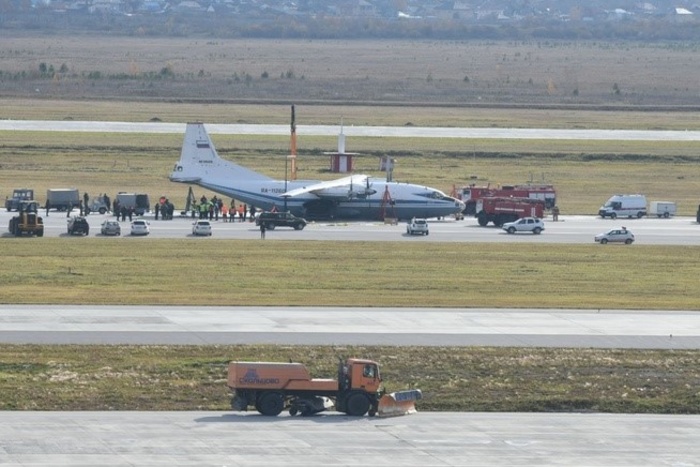Прокуратура назвала причину аварийной посадки самолёта Ан-12 в Кольцово