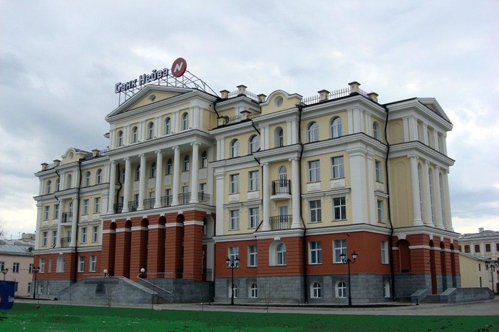 В центре Екатеринбурга выставили на продажу головное здание банка за 413 миллионов
