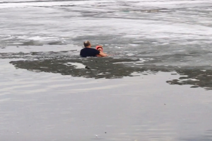 Спасение тонущего ребёнка на Городском пруду попало на видео