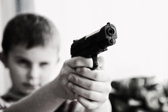 В Екатеринбурге дети принесли в школу «пистолеты» и напугали взрослых