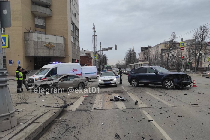 ДТП произошло у здания полицейского главка в Екатеринбурге