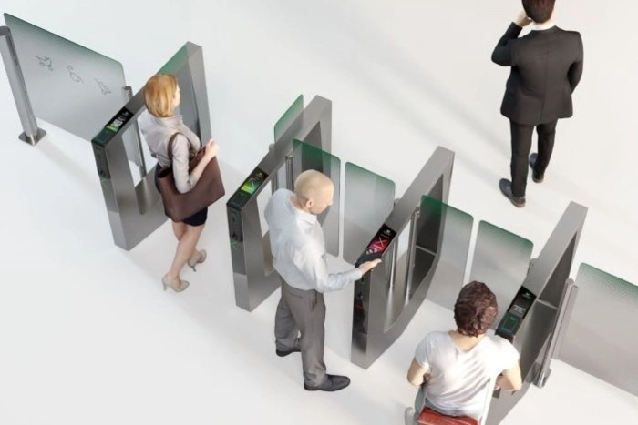 В новых турникетах, устанавливаемых в метро Екатеринбурга, не оказалось прорезей для жетонов