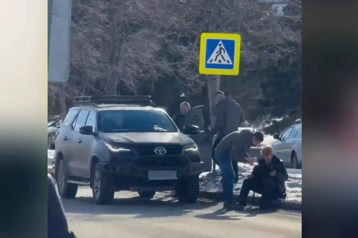 Внедорожник без номеров сбил человека у Дома правительства в Екатеринбурге