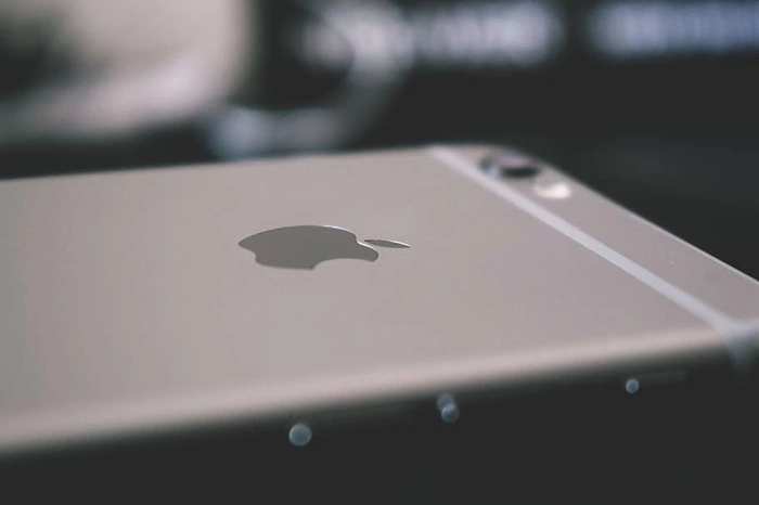 Екатеринбурженка на парковке стала жертвой мошенника с дешевым iPhone 16 Pro Max